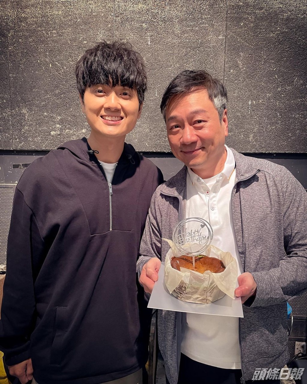 鄭俊弘在劇中飾演黎耀祥（右）的徒弟。